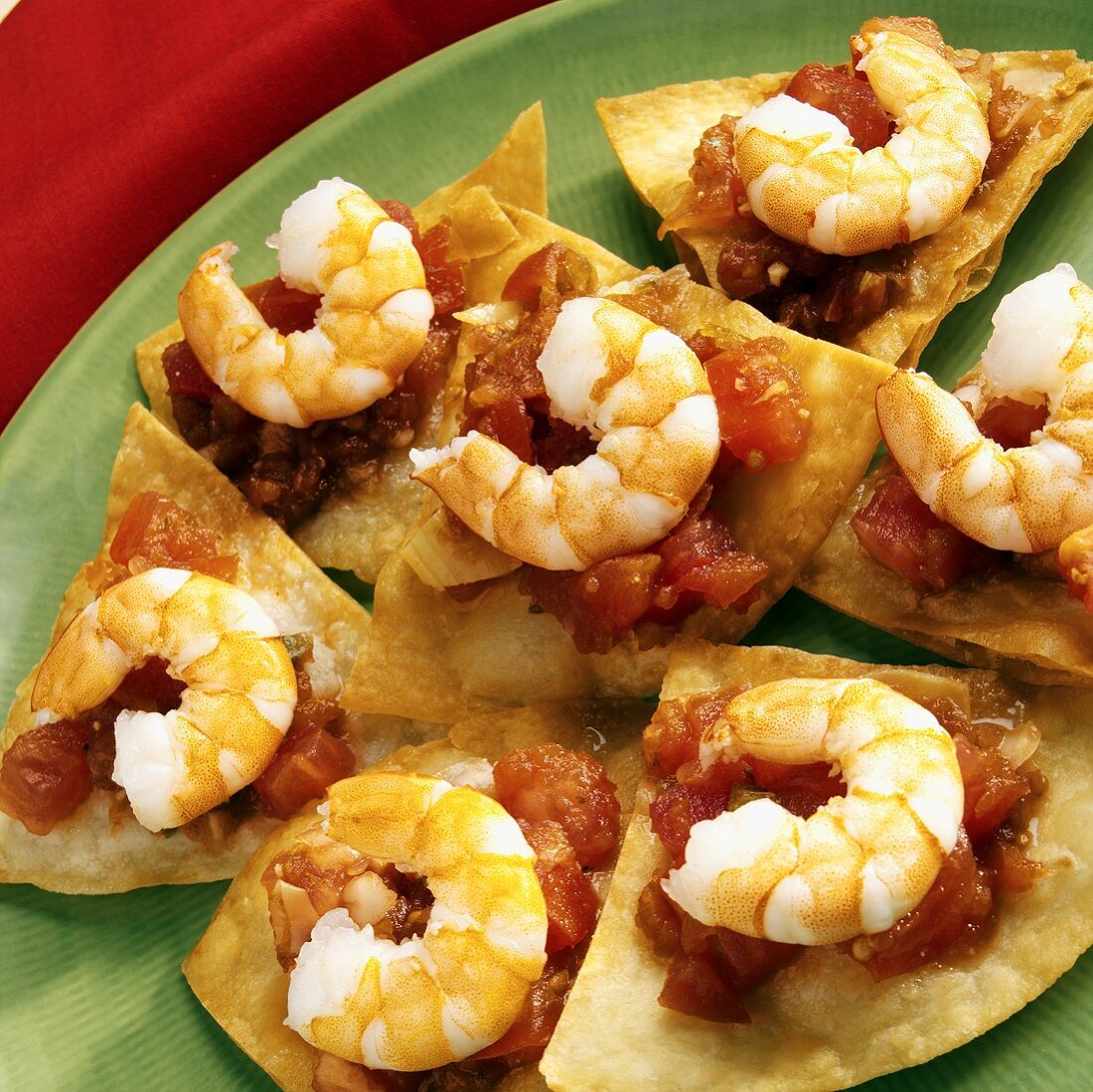 Garnelen und Tomatensalsa auf Tortillachips