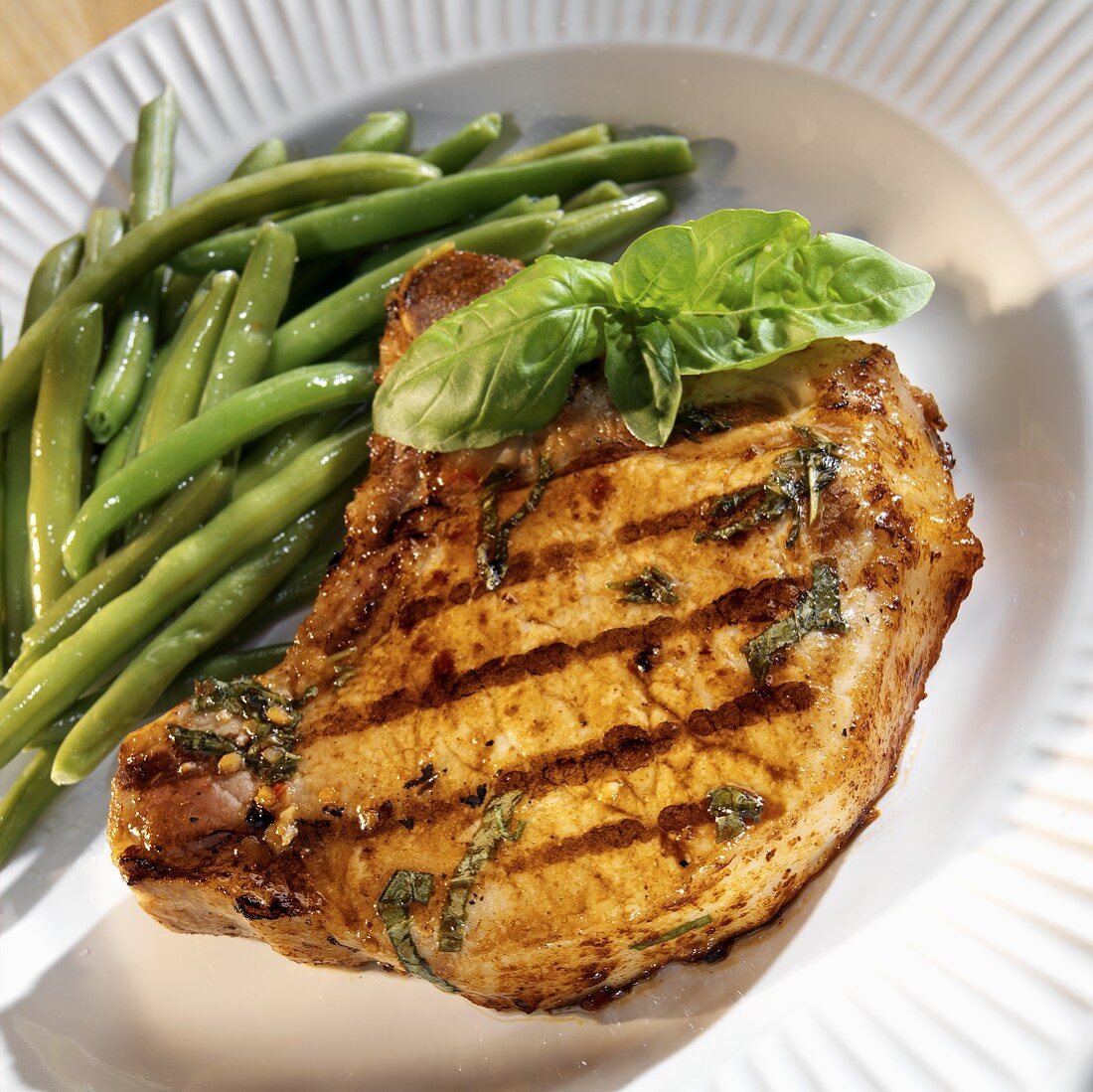 Barbecued pork chop with basil and green beans