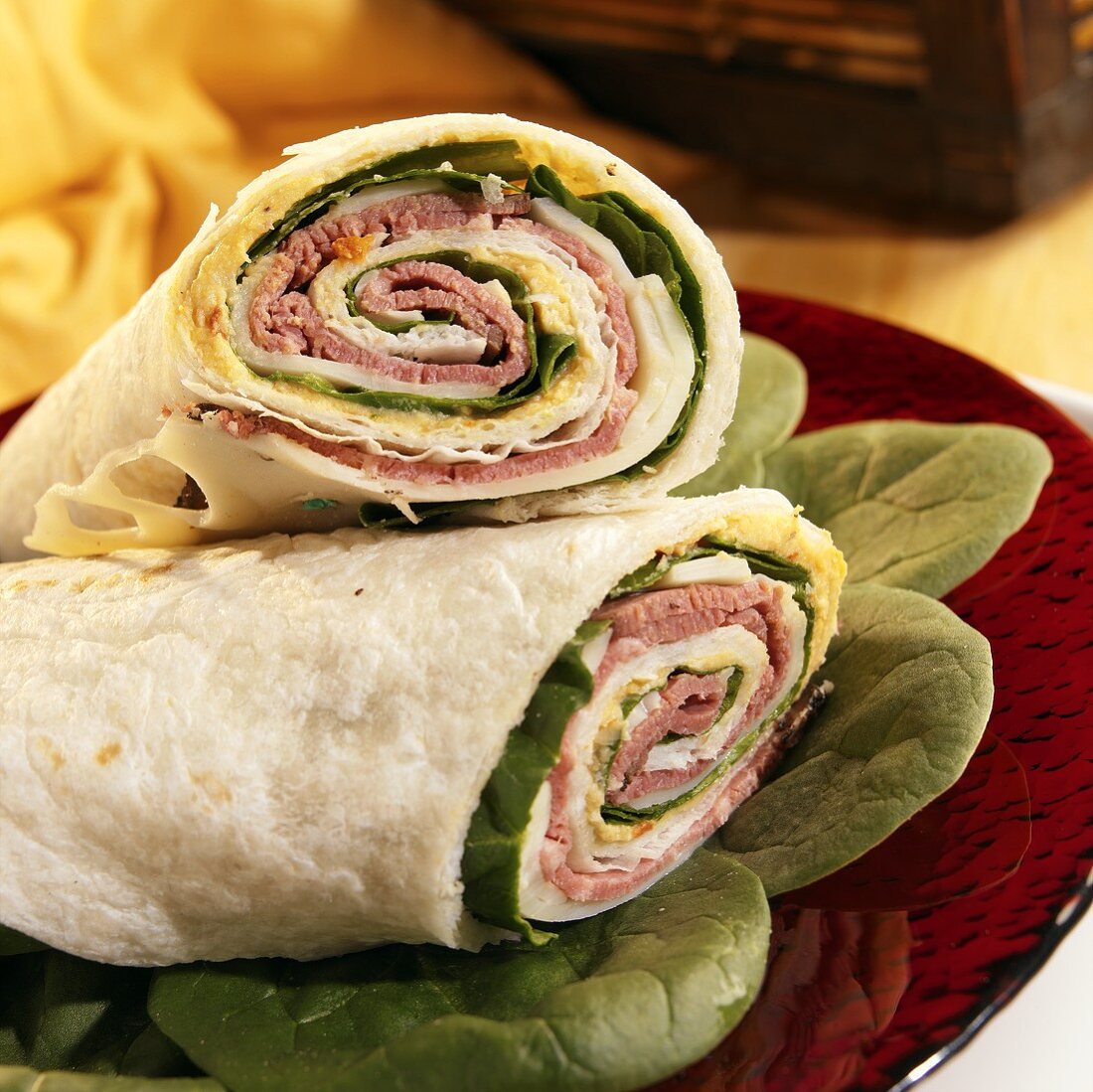Wrap with roast beef, hummus, spinach and Emmental cheese