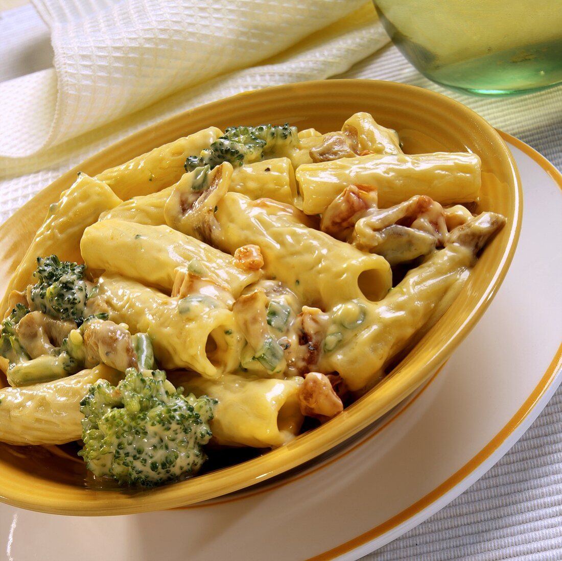 Rigatoni with broccoli, bacon and cheese sauce