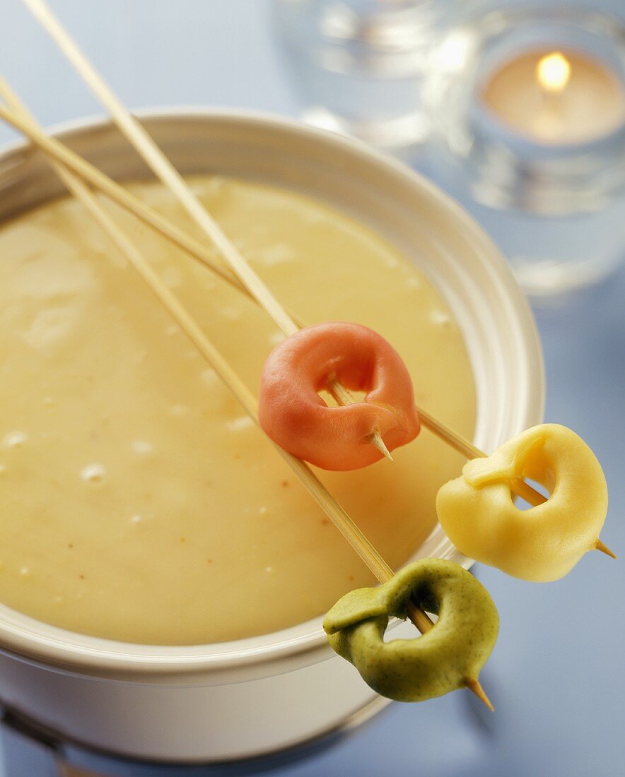 Käsefondue mit Tortellini auf Spiesschen