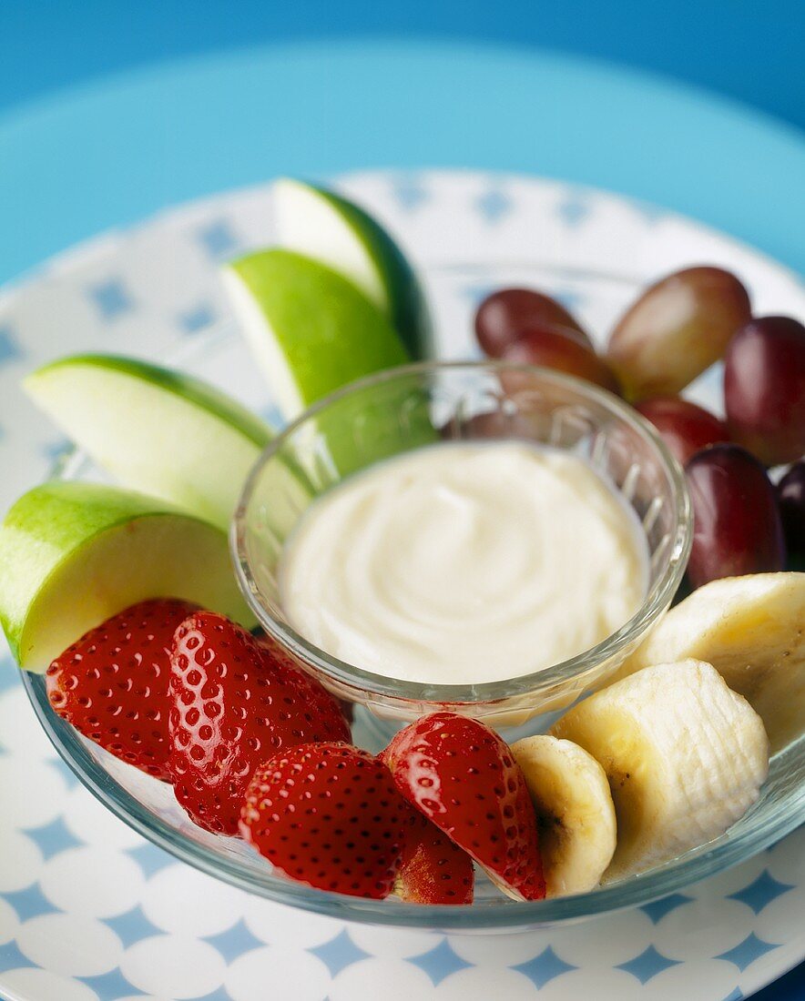 Vanillejoghurt, umgeben von frischen Früchten