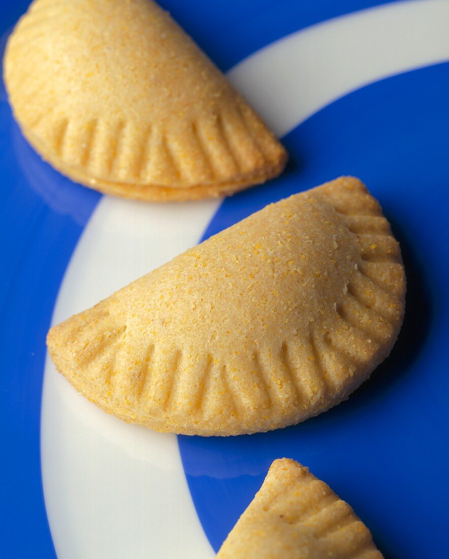 Empanadas auf blau-weißem Teller