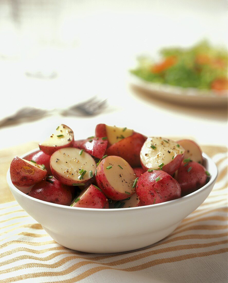 Roter Kartoffelsalat mit Pfeffer und Schnittlauch
