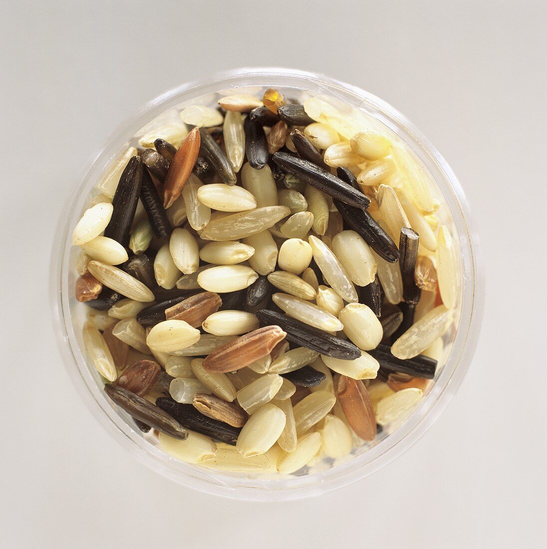 Verschiedene Reissorten mit Pinienkernen in Glasschale