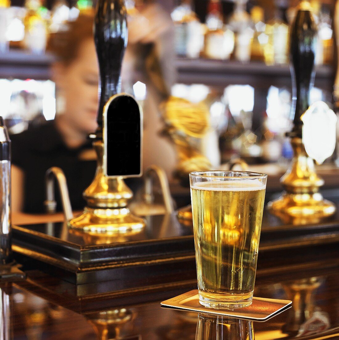 Glas helles Bier in einem Pub