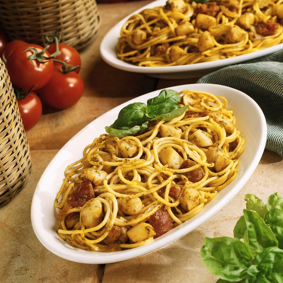 Spaghetti mit Jakobsmuscheln, Tomaten und Basilikum