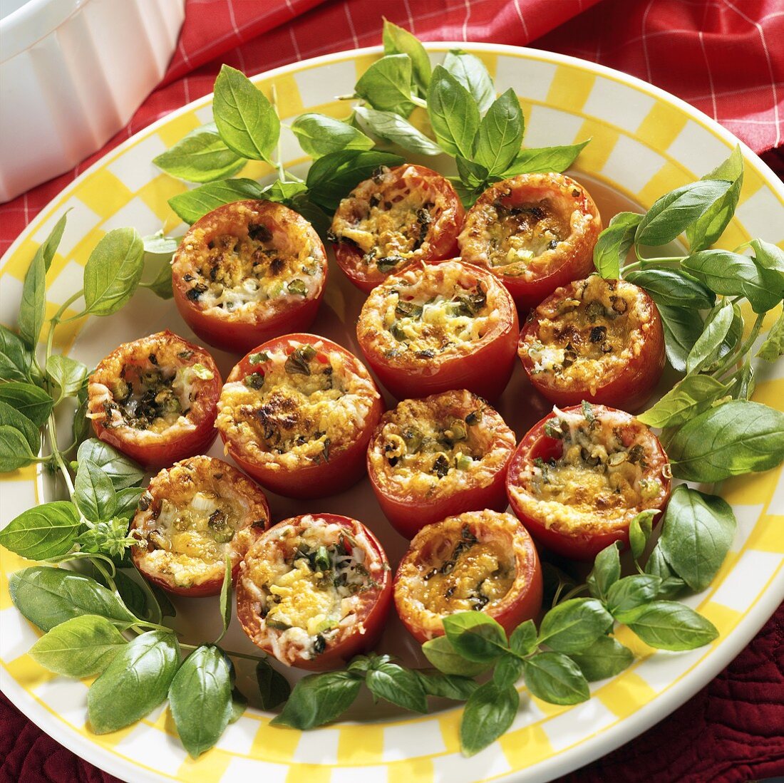 Gefüllte Tomaten mit Käse, Frühlingszwiebeln und Basilikum