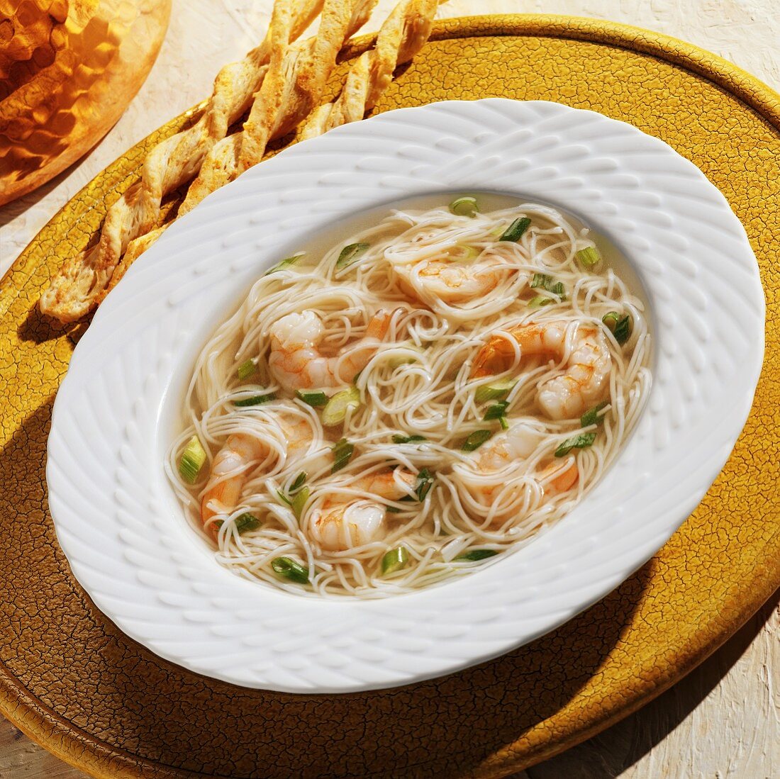 Nudelsuppe mit Garnelen und Fühlingszwiebeln