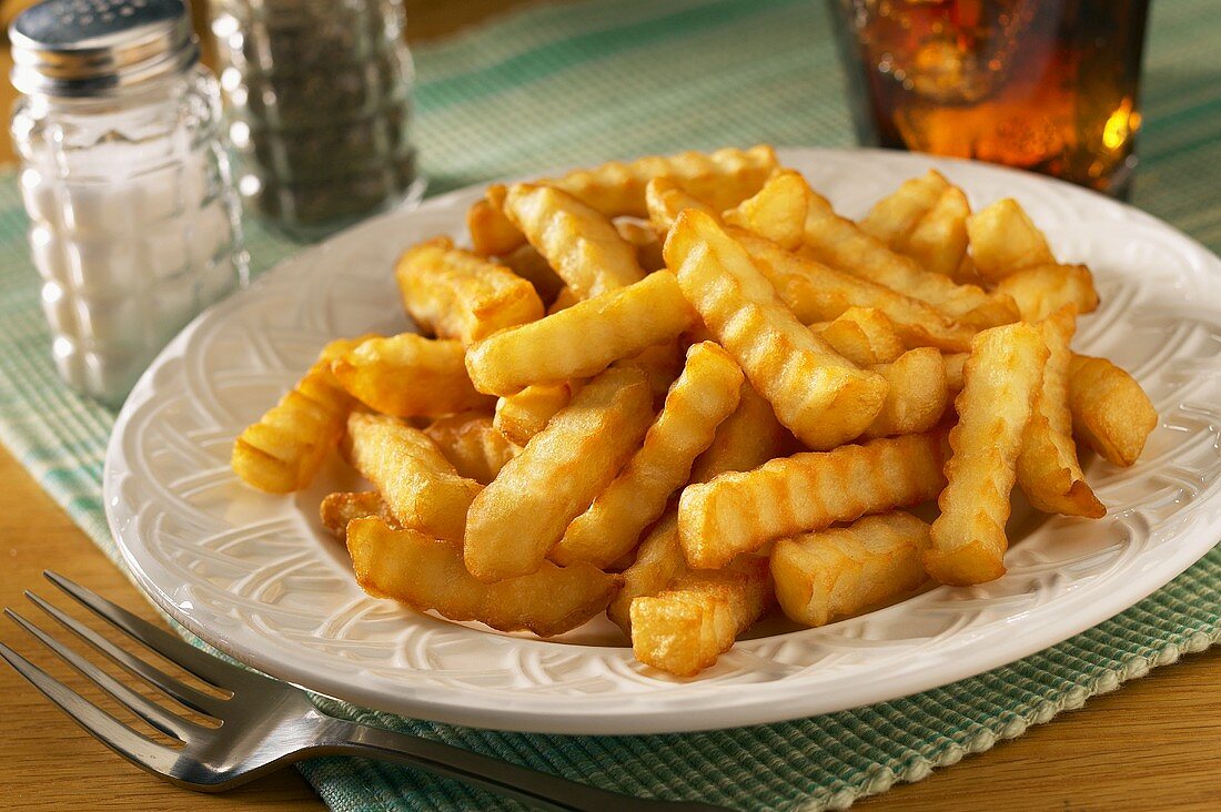 Pommes frites auf weißem Teller