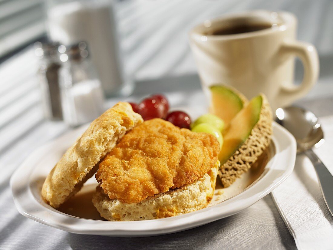 Biscuit mit Hähnchenschnitzel und Obst zum Frühstück