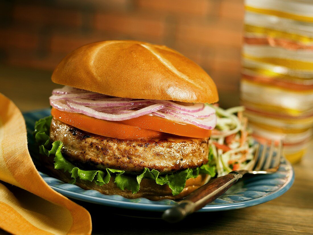 Putenburger mit Zwiebeln, Tomaten und Salat