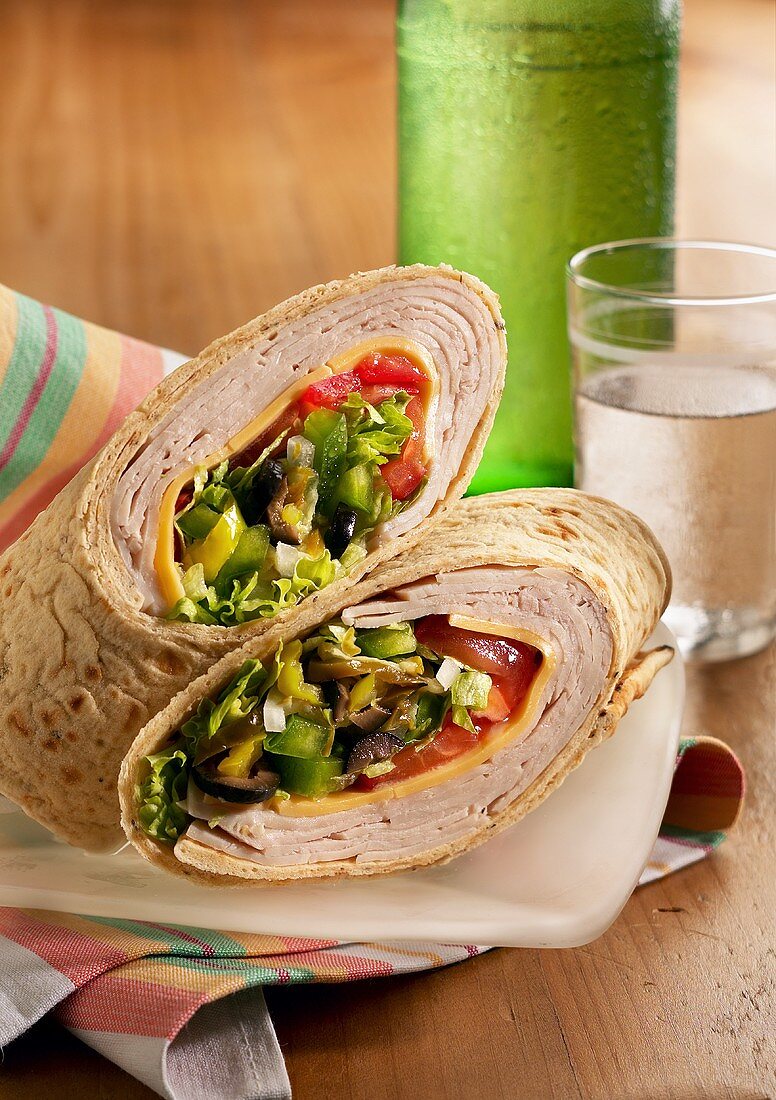 Wrap mit Putenschinken, Käse und Gemüse (halbiert)