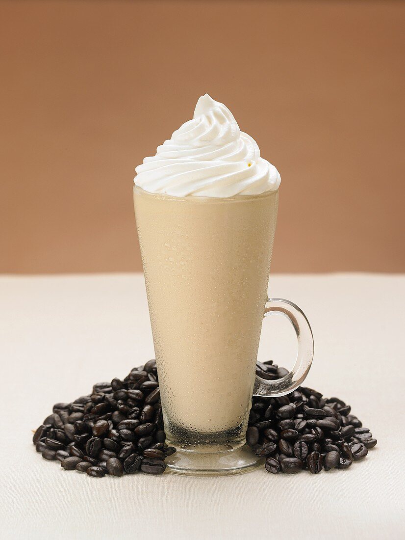 Caffe Latte Smoothie mit Sahne und Kaffeebohnen