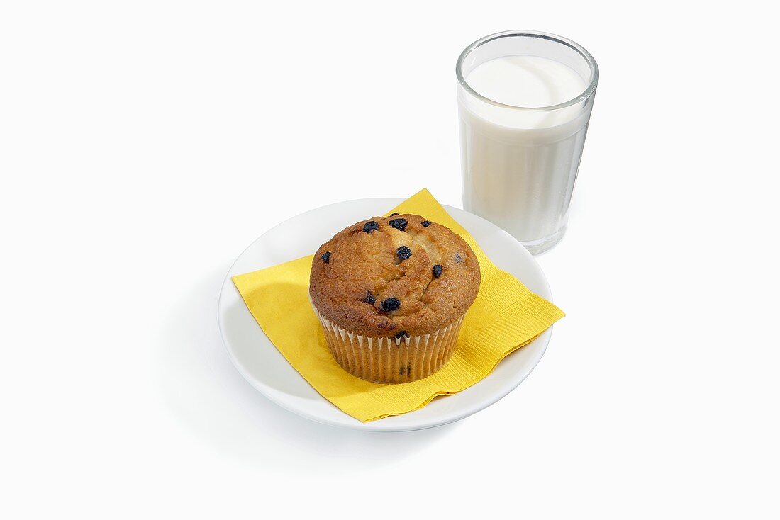 Heidelbeermuffin und Glas Milch