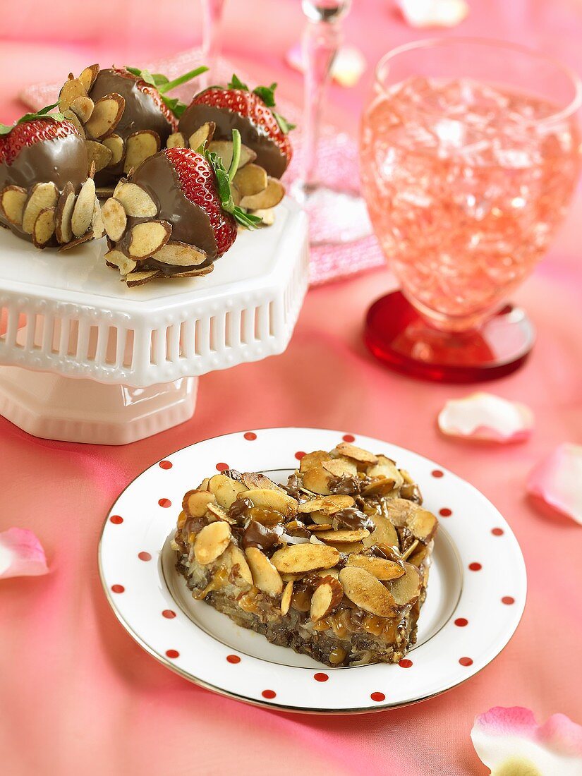 Mandelbrownie mit Karamell und Kokos, Schokoladenerdbeeren