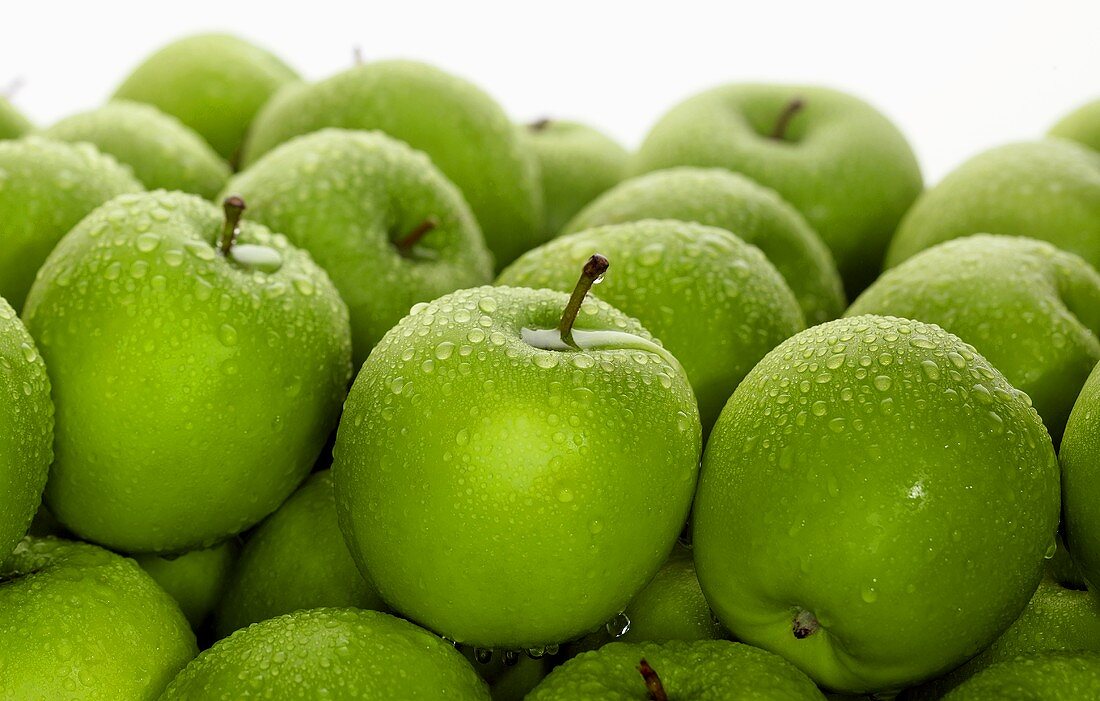 Granny Smith Äpfel mit Wassertropfen, Close Up