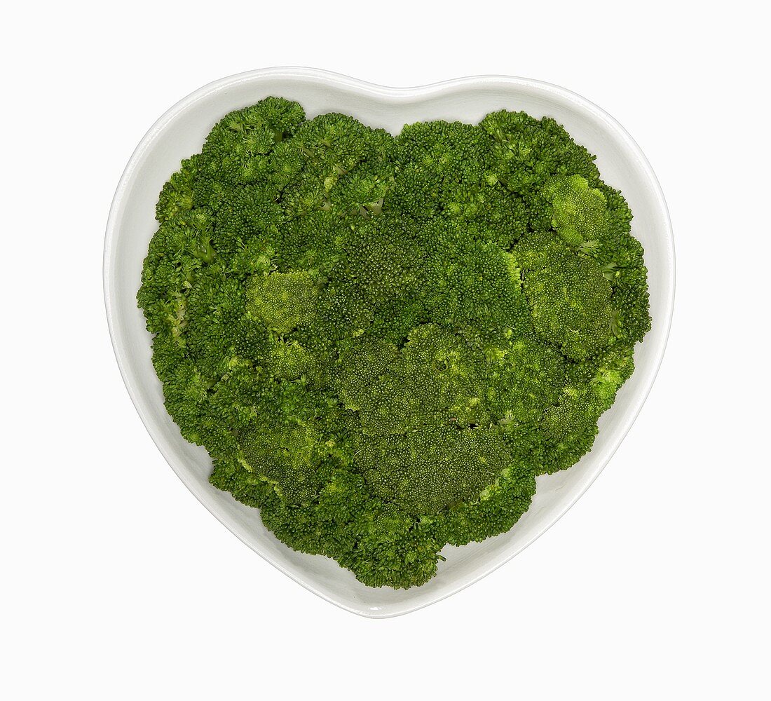 Brokkoli in herzförmiger Schale