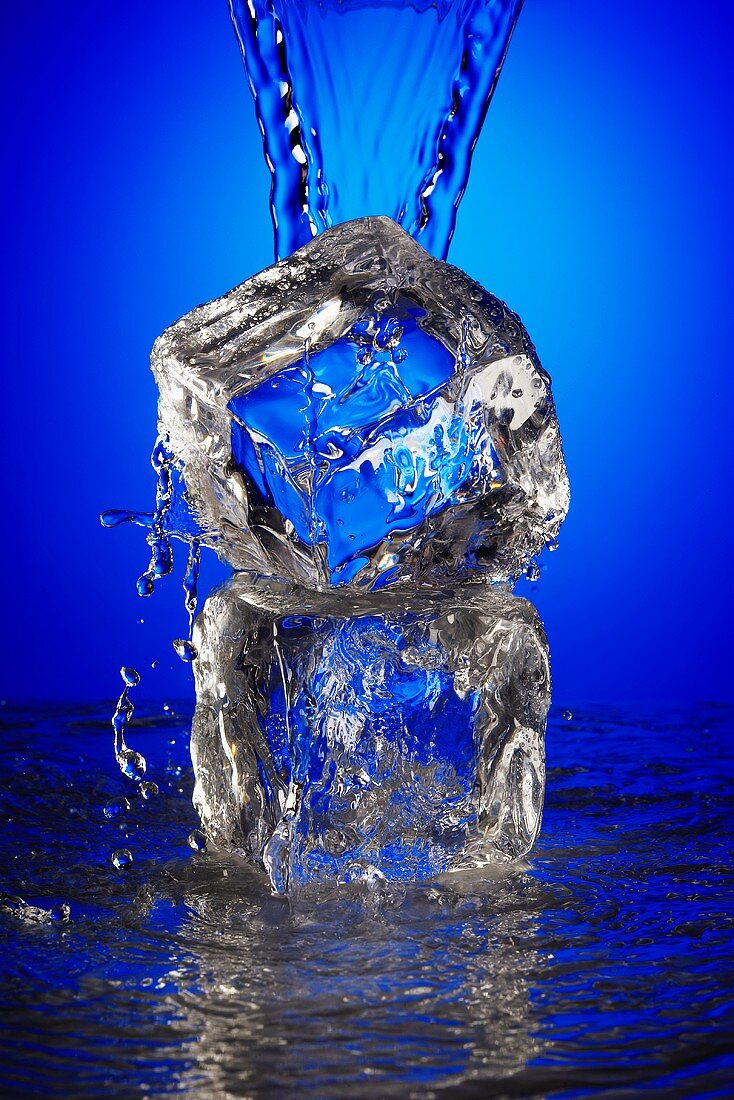 Wasser auf Eiswürfel gießen