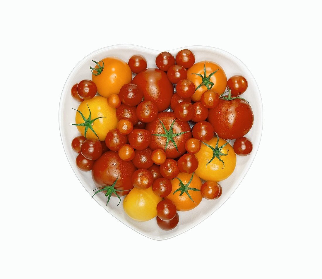Verschiedene Tomaten in herzförmiger Schale