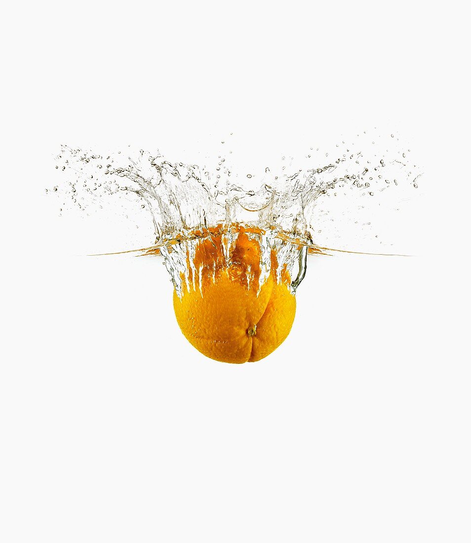Orange fällt ins Wasser
