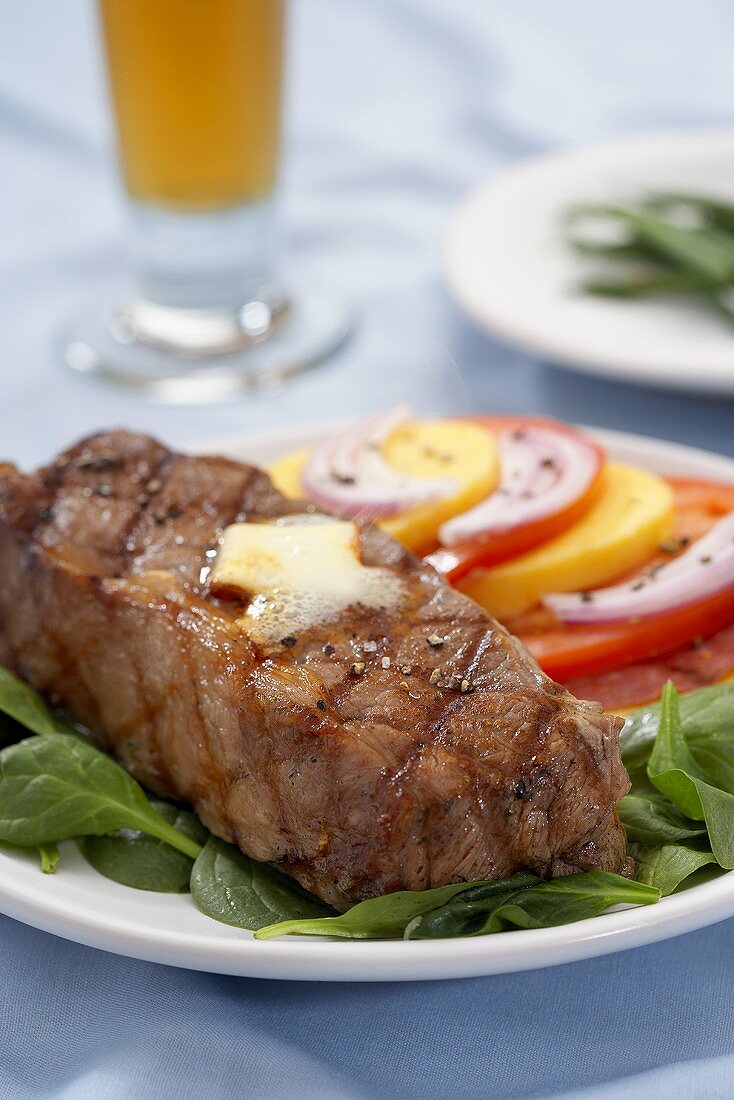 Gegrilltes Rindersteak mit Tomatensalat