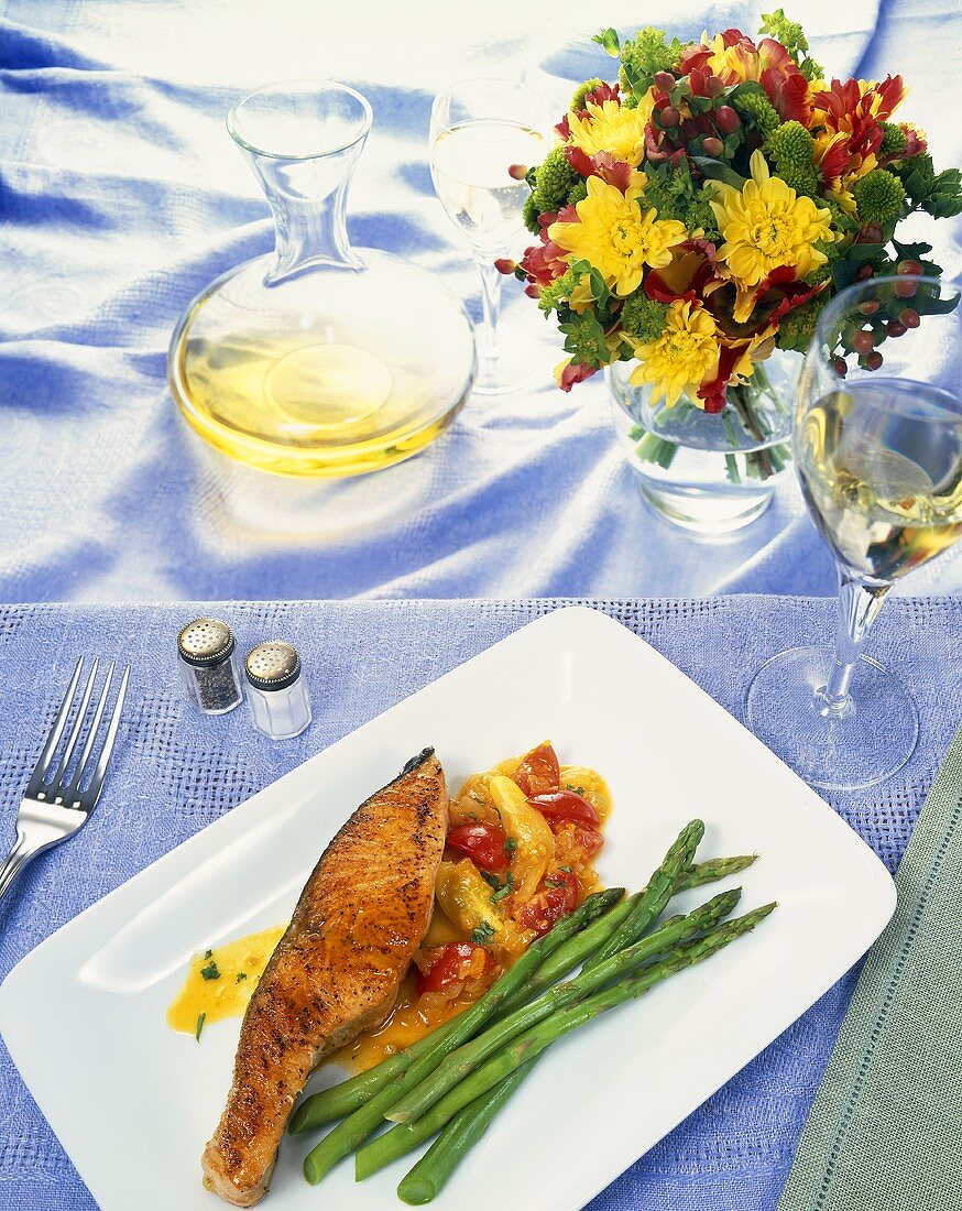 Würziges Schwertfischsteak mit Tomaten und Spargel, Wein, Blumen