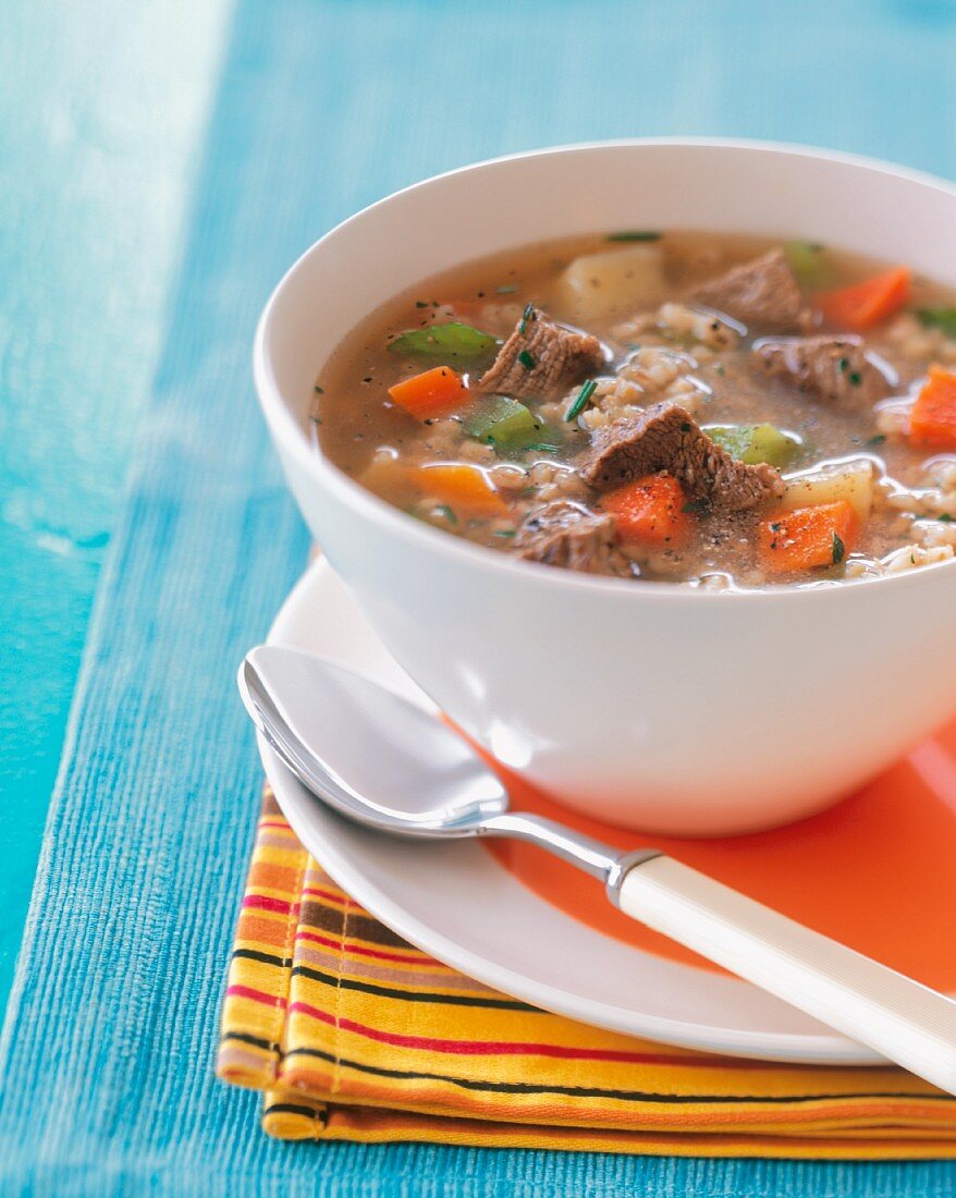 Rindfleischsuppe mit Gemüse und Graupen