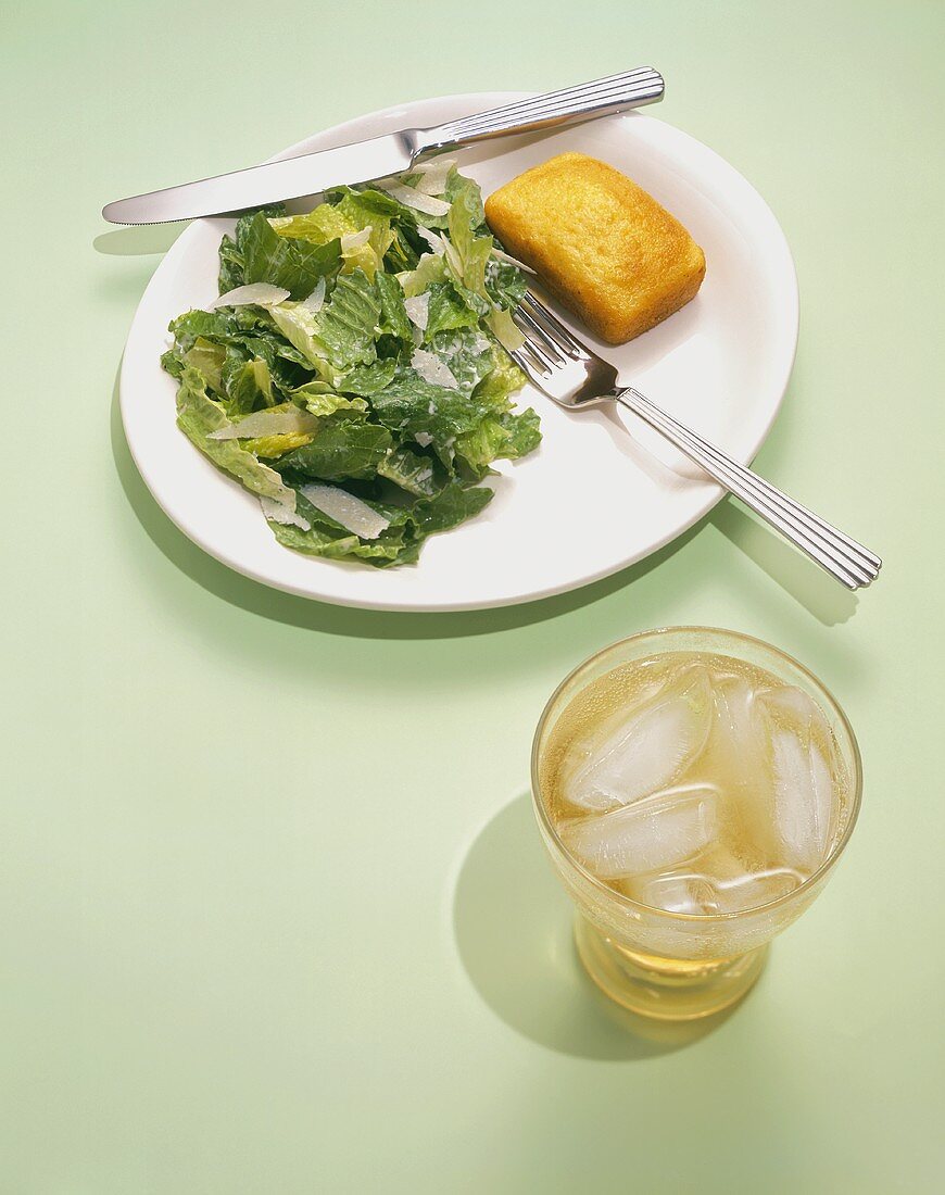 Cäsarsalat mit Maisbrot und Glas Ginger Ale