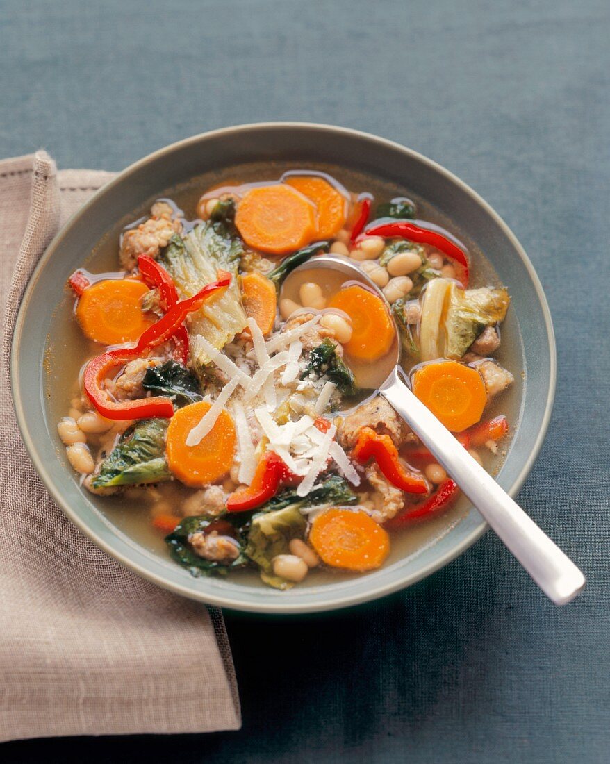 Gemüsesuppe mit weissen Bohnen, Endiviensalat und Wurst