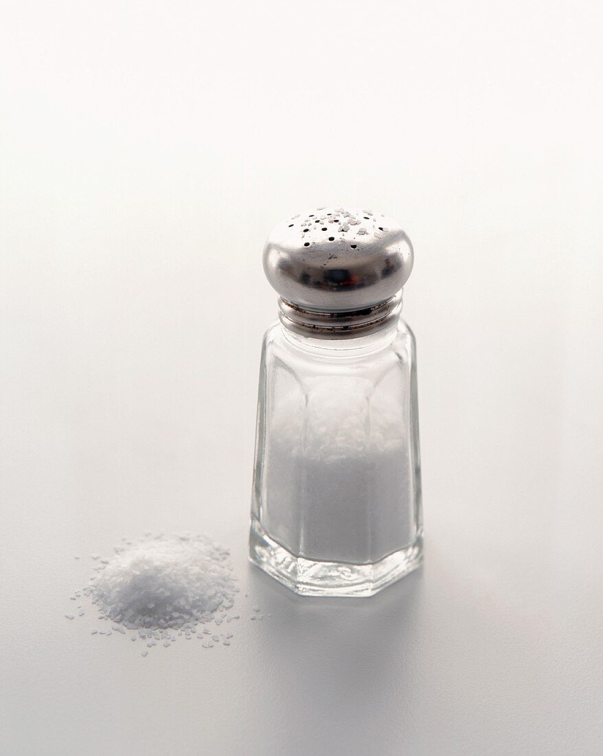 Salz im Salzstreuer und daneben