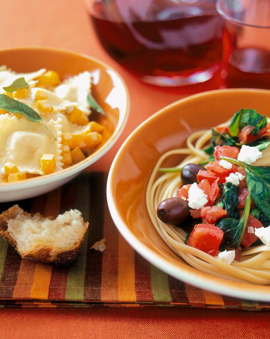 Linguine mit Spinat, Oliven und Tomaten, Ravioli mit Kürbis
