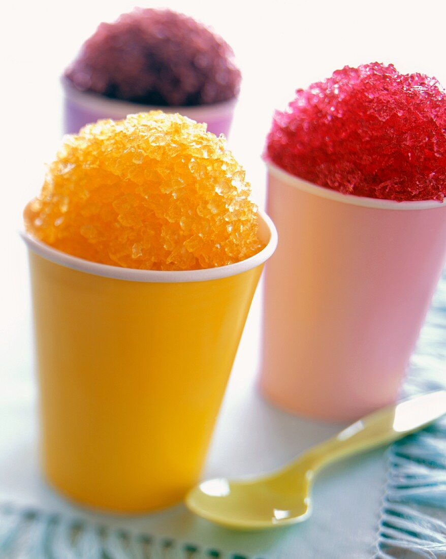 Three Sno Cones in Colorful Plastic Cups – Licencia imágenes – 648180 ❘  StockFood