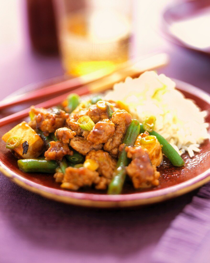 Schweinefleisch mit Tofu, grünen Bohnen und Reis