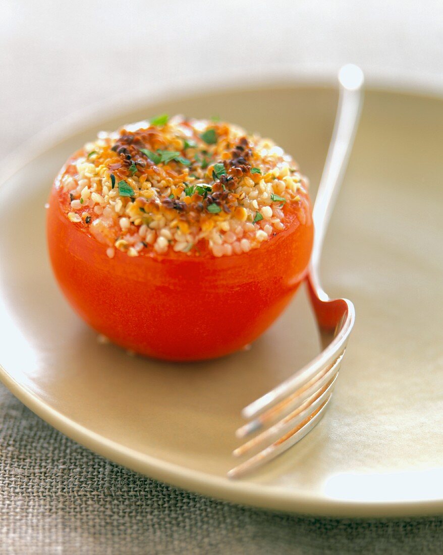 Überbackene Tomate, gefüllt mit Hanfsamen
