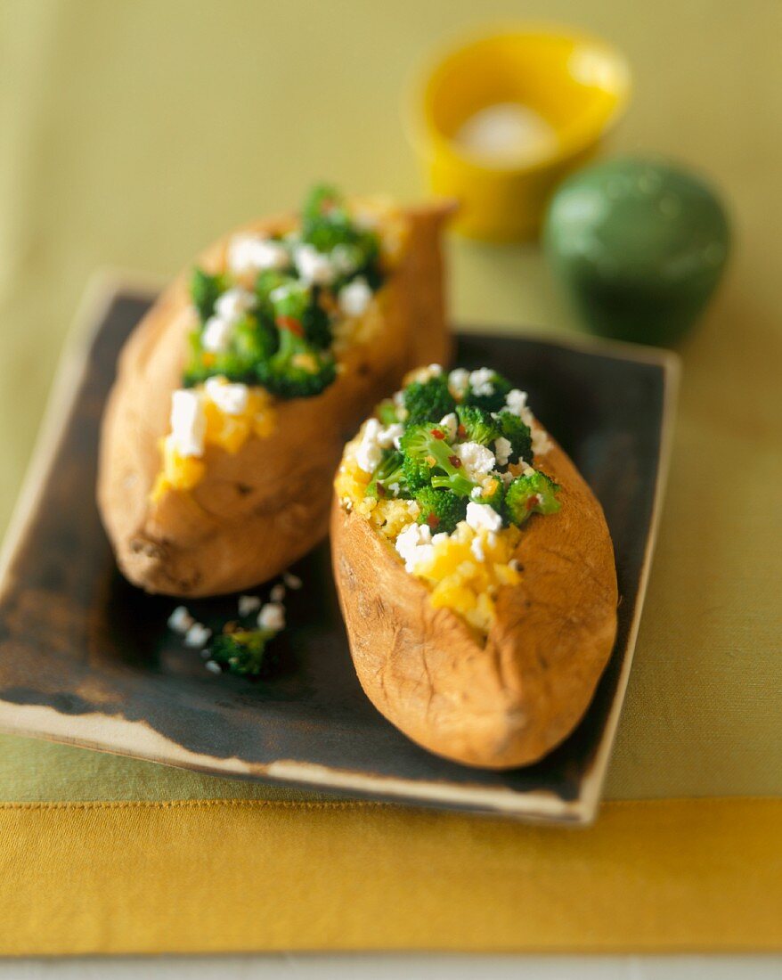 Zwei Baked Potatoes gefüllt mit Feta und Brokkoli