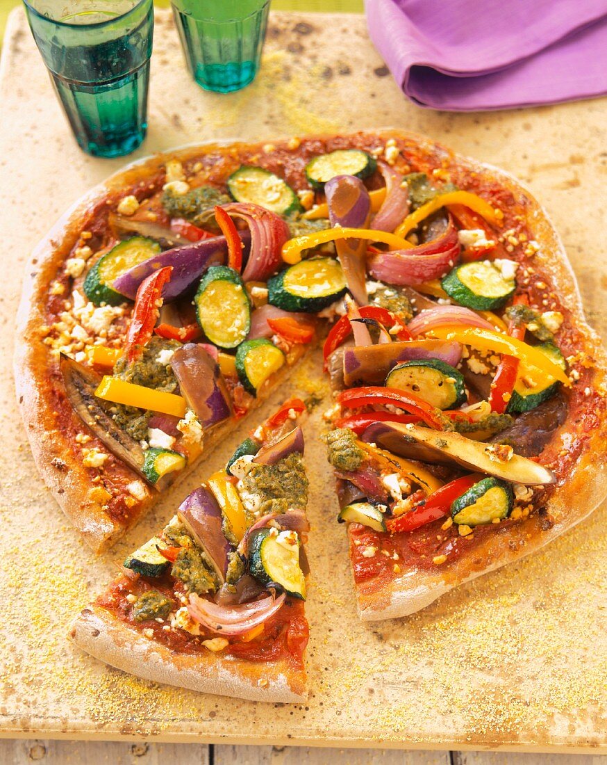 Pizza mit Zucchini, Auberginen, Paprika und Pesto