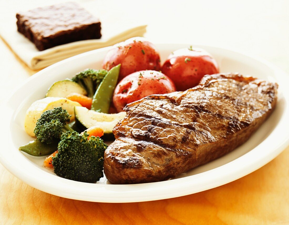 Gegrilltes Steak mit Gemüse und roten Kartoffeln