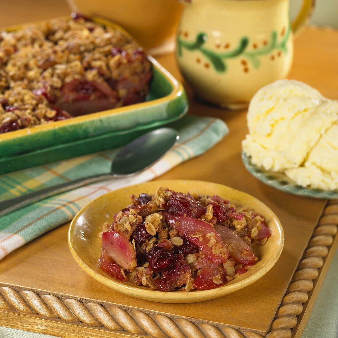 Birnen-Cranberry-Auflauf mit Haferflocken und Vanilleeis