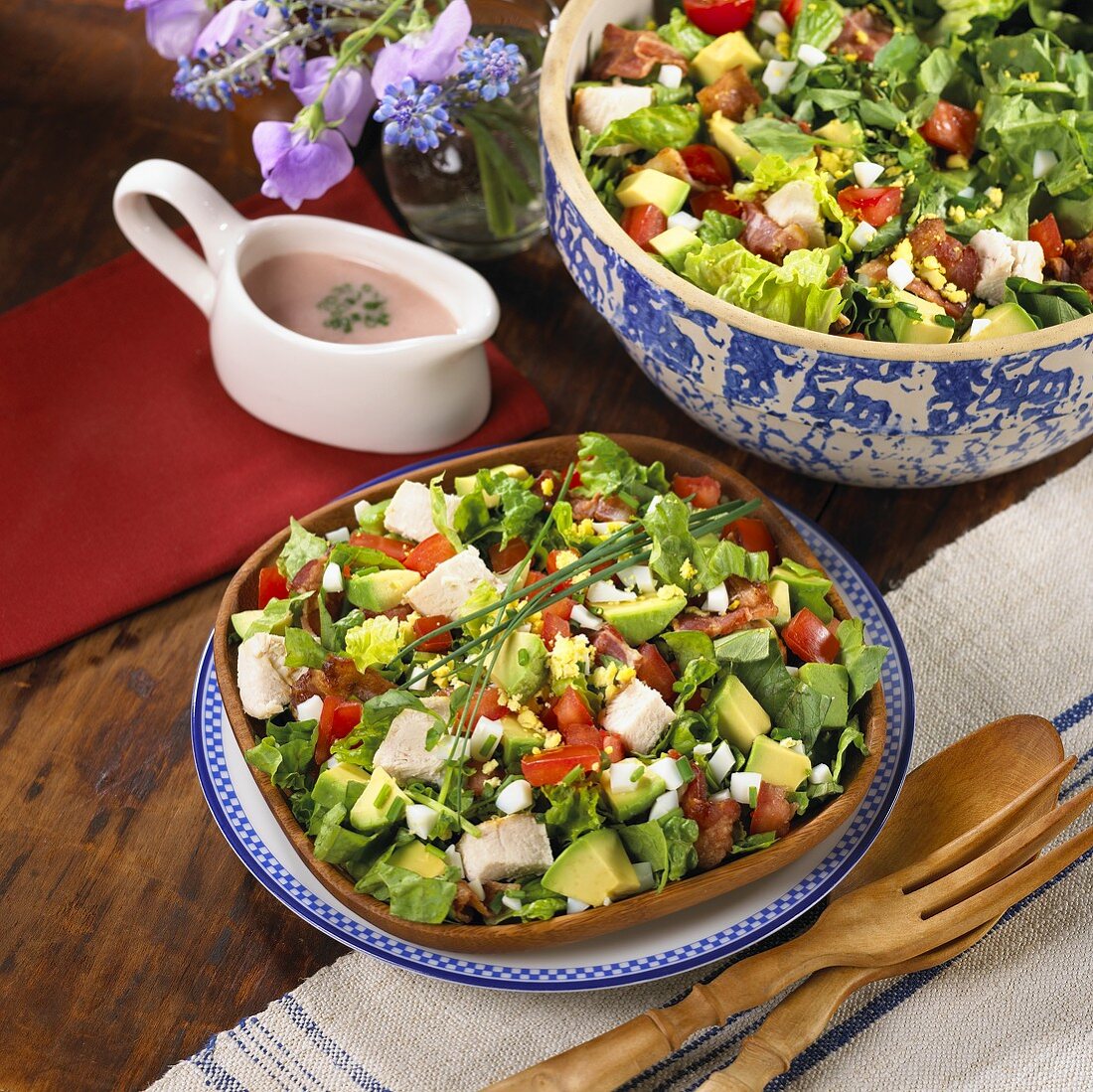 Blattsalat mit Gemüse, gehacktem Ei und Hähnchen