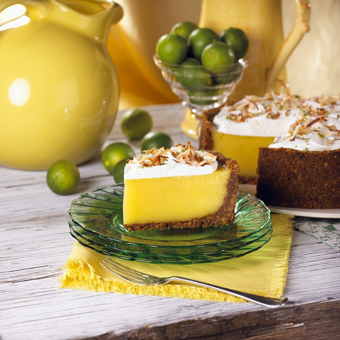 Key Lime Pie mit Ingwer (Stück und angeschnittene Torte)