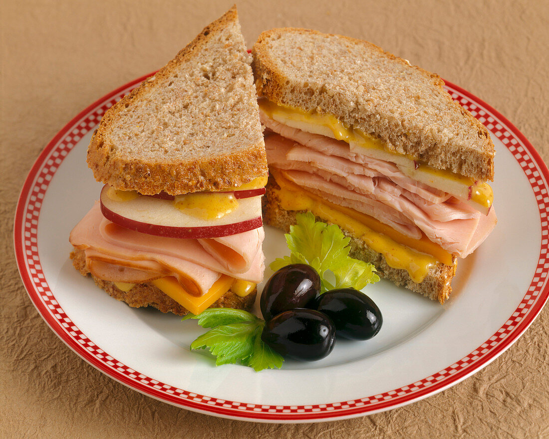 Sandwiches mit Schinken, Käse, Apfelscheiben und Senf