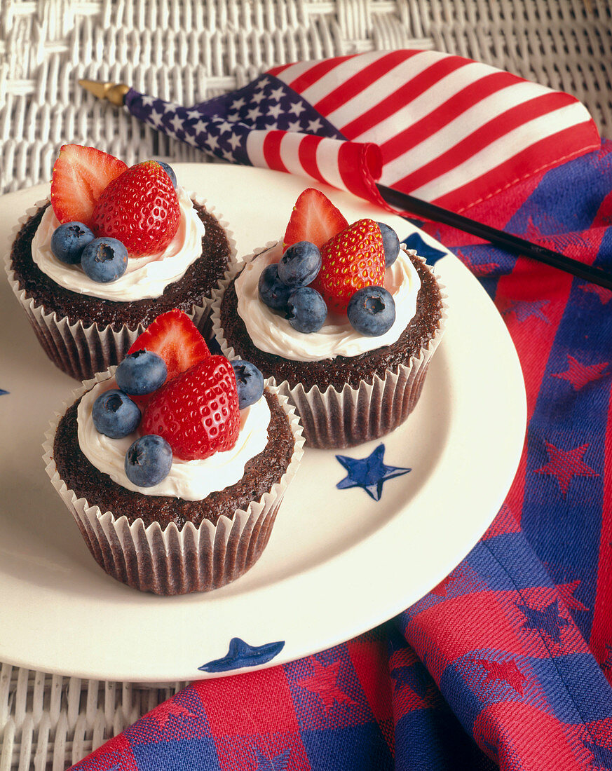 Schokoladencupcakes mit Beeren für den 4th of July (USA)