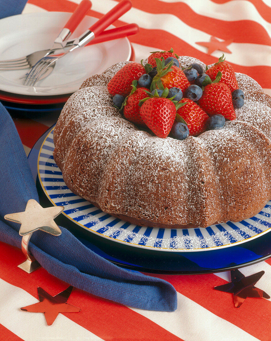 Napfkuchen mit Beeren für den 4th of July (USA)