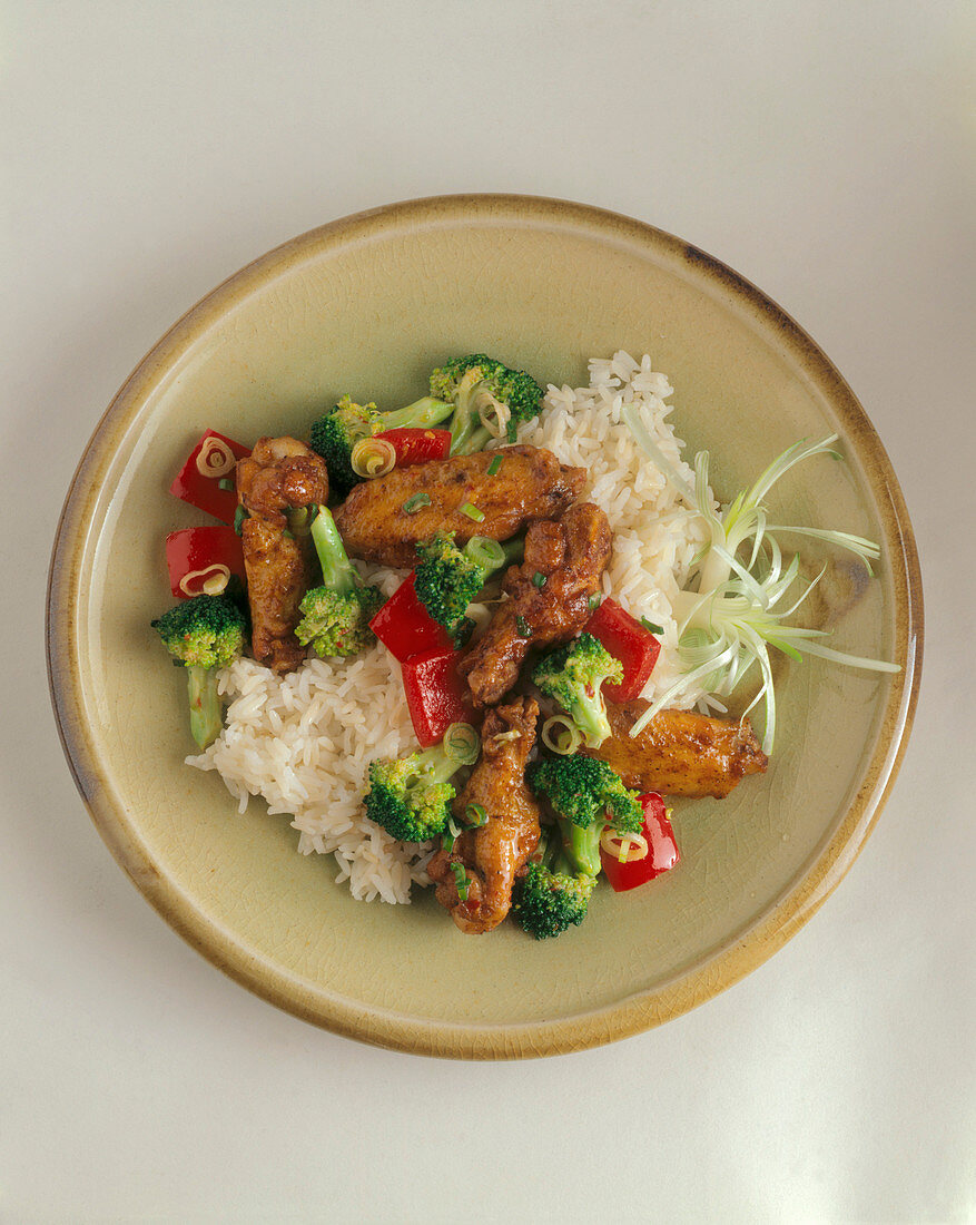 Gebratene Hähnchenflügel, Brokkoli und Paprika auf Reis