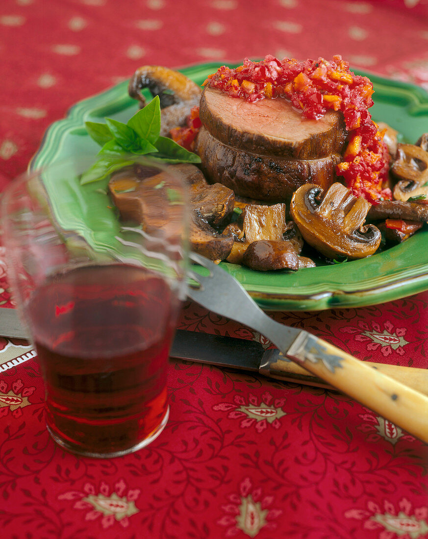 Roastbeef mit Champignons und Tomatensauce, Glas Rotwein