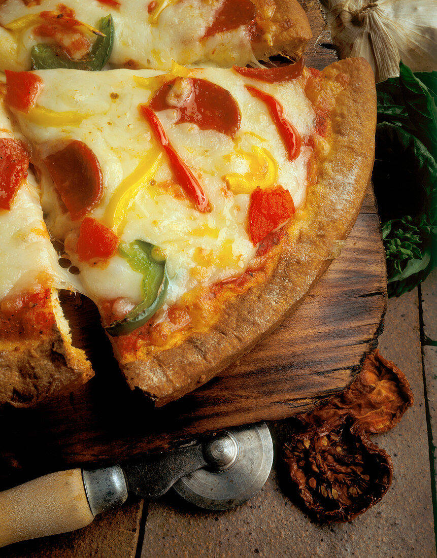 Pizza mit Paprikawurst, Käse und Paprikaschoten (Close Up)