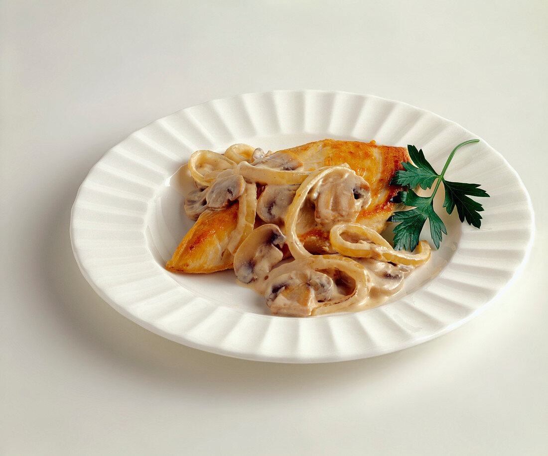 Hähnchenbrust mit Champignon-Zwiebel-Sauce