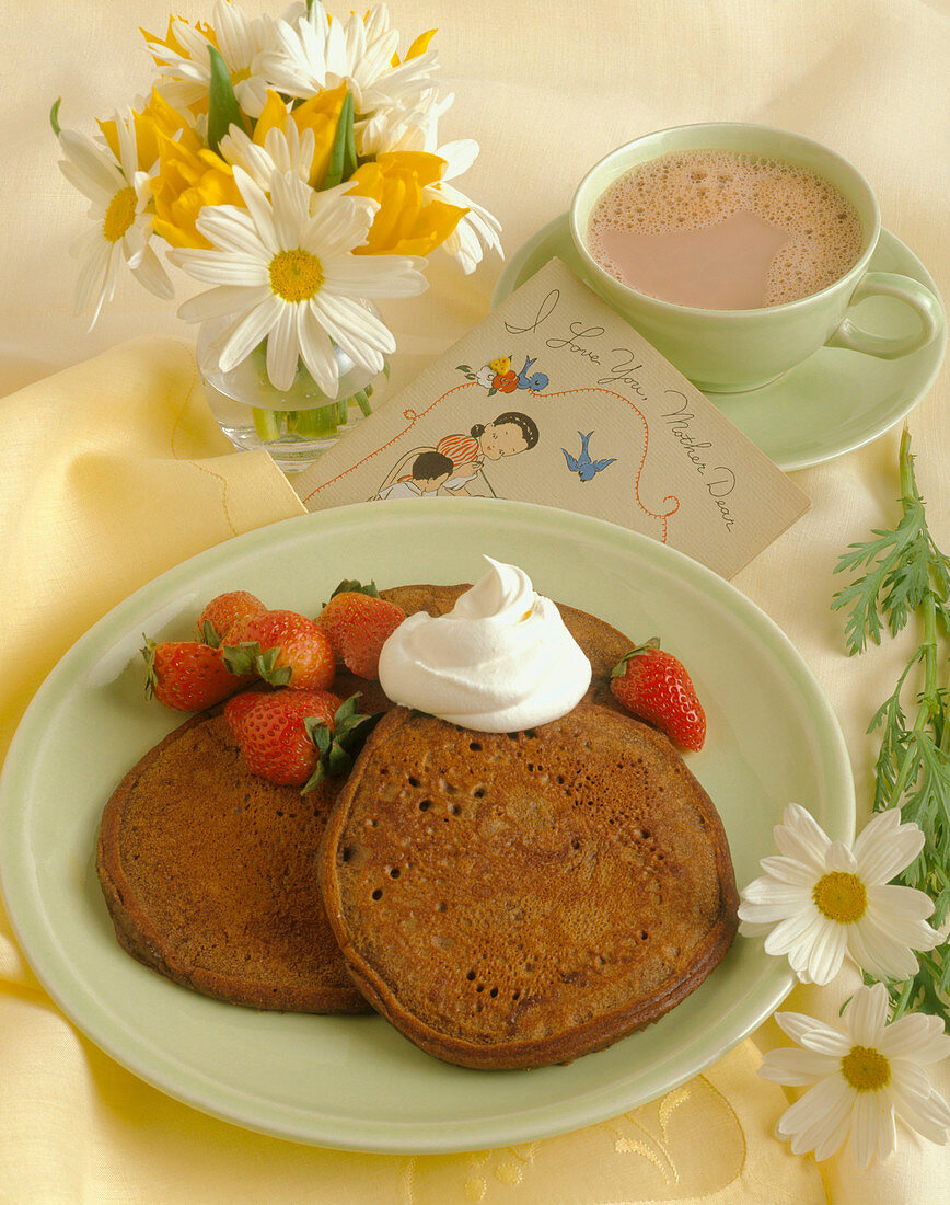 Muttertagsfrühstück mit Schokoladenpancakes und Kakao (USA)