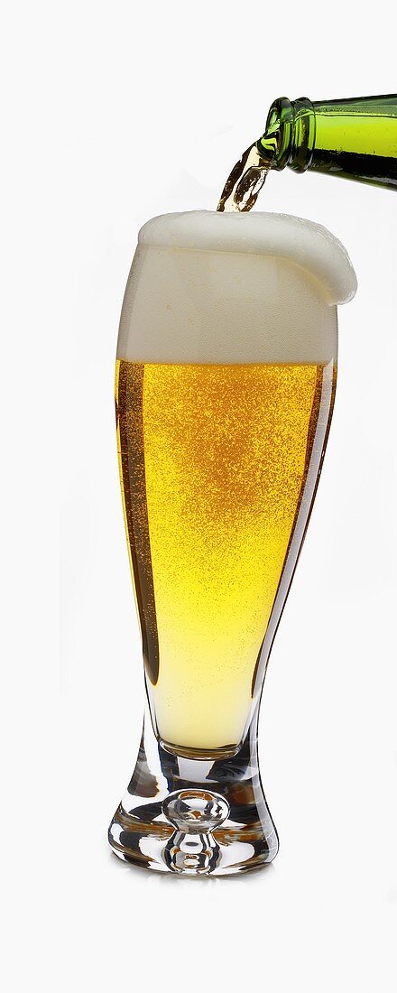 Helles Bier in Glas einschenken